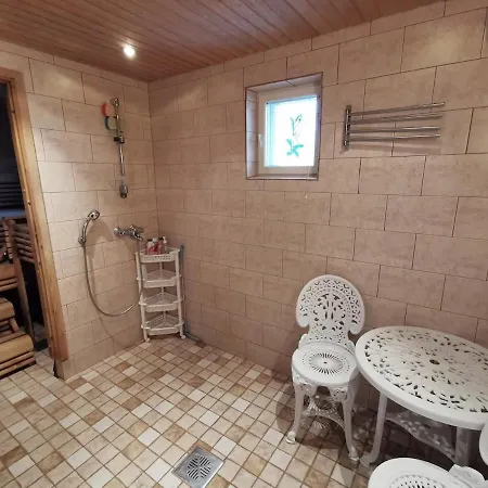 Pahta, Than Just 빌라