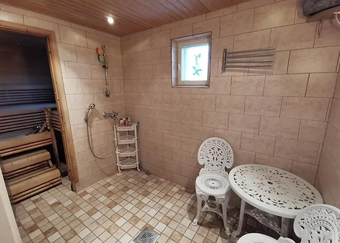 Pahta, Than Just Villa